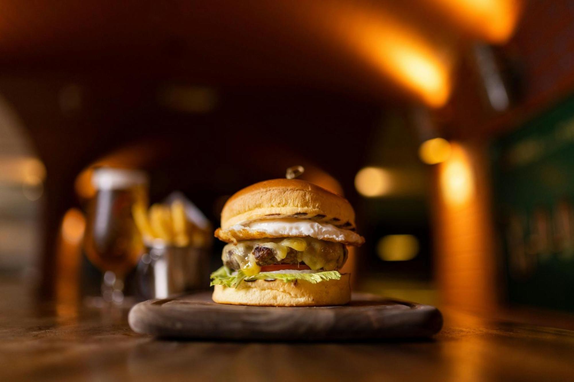 합투어 그랜드 리조트, 오토그래프 콜렉션 두바이 외부 사진 A burger at the restaurant